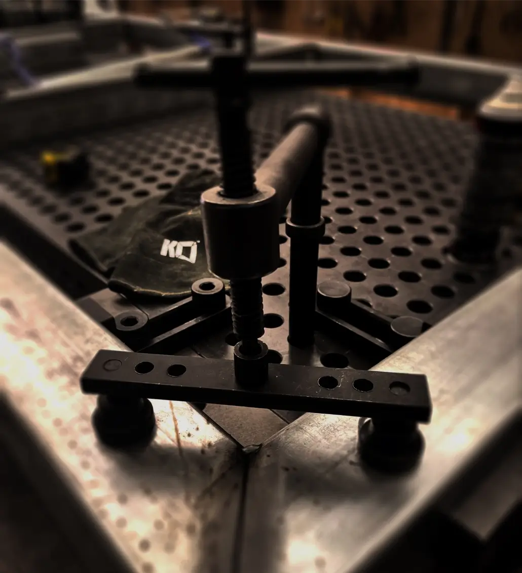 Welding table with 2 point clamping bridge